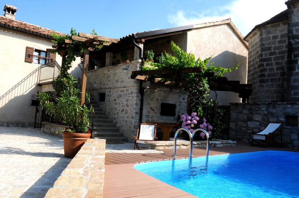 Holiday Homes Poli Svetega Antona Gracisce Exterior photo